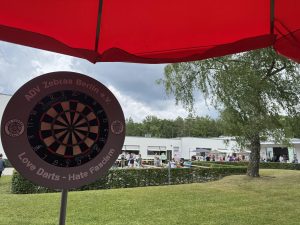 Dartsstand beim Sommerfest des PAN Zentrums