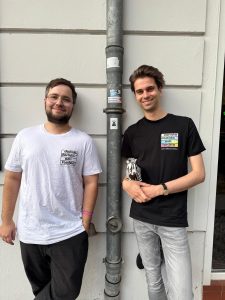 Niklas und Steffen in den neuen Zebrashirts