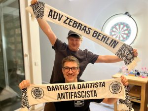 Noah und Wassi mit den Soli Schals